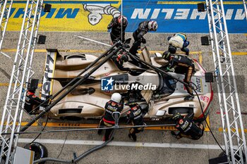 2024-06-15 - 12 STEVENS Will (gbr), ILOTT Callum (gbr), NATO Norman (fra), Hertz Team Jota, Porsche 963 #12, Hypercar, FIA WEC, action, pitstop, arrêt aux stands, during the 2024 24 Hours of Le Mans, 4th round of the 2024 FIA World Endurance Championship, on the Circuit des 24 Heures du Mans, from June 15 to 16, 2024 in Le Mans, France - 24 HEURES DU MANS 2024 - RACE - ENDURANCE - MOTORS