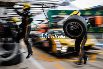 2024-06-15 - 03 BOURDAIS Sébastien (fra), VAN DER ZANDE Renger (ned), DIXON Scott (nzl), Cadillac Racing, Cadillac V-Series.R #03, Hypercar, pitstop, arrêt aux stands, during the 2024 24 Hours of Le Mans, 4th round of the 2024 FIA World Endurance Championship, on the Circuit des 24 Heures du Mans, from June 15 to 16, 2024 in Le Mans, France - 24 HEURES DU MANS 2024 - RACE - ENDURANCE - MOTORS