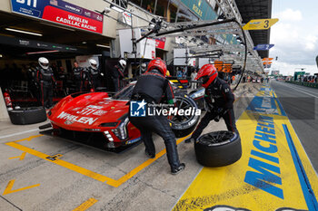 2024-06-15 - 311 DERANI Luis Felipe (bra), AITKEN Jack (gbr), DRUGOVICH Felipe (bra), Whelen Cadillac Racing, Cadillac V-Series.R #311, Hypercar, pitstop, arrêt aux stands during the 2024 24 Hours of Le Mans, 4th round of the 2024 FIA World Endurance Championship, on the Circuit des 24 Heures du Mans, from June 15 to 16, 2024 in Le Mans, France - 24 HEURES DU MANS 2024 - RACE - ENDURANCE - MOTORS