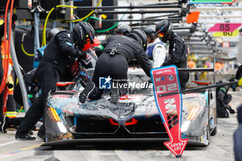 2024-06-15 - 20 VAN DER LINDE Sheldon (zaf), FRIJNS Robin (nld), RAST René (ger), BMW M Team WRT, BMW Hybrid V8 #20, Hypercar, FIA WEC, pitstop, arrêt aux stands during the 2024 24 Hours of Le Mans, 4th round of the 2024 FIA World Endurance Championship, on the Circuit des 24 Heures du Mans, from June 15 to 16, 2024 in Le Mans, France - 24 HEURES DU MANS 2024 - RACE - ENDURANCE - MOTORS