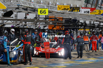 2024-06-15 - 311 DERANI Luis Felipe (bra), AITKEN Jack (gbr), DRUGOVICH Felipe (bra), Whelen Cadillac Racing, Cadillac V-Series.R #311, Hypercar, action, pitstop, arrêt aux stands during the 2024 24 Hours of Le Mans, 4th round of the 2024 FIA World Endurance Championship, on the Circuit des 24 Heures du Mans, from June 15 to 16, 2024 in Le Mans, France - 24 HEURES DU MANS 2024 - RACE - ENDURANCE - MOTORS