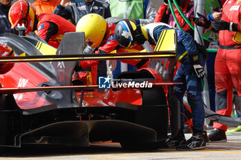 2024-06-15 - 50 FUOCO Antonio (ita), MOLINA Miguel (spa), NIELSEN Nicklas (dnk), Ferrari AF Corse, Ferrari 499P #50, Hypercar, FIA WEC, action, pitstop, arrêt aux stands, during the 2024 24 Hours of Le Mans, 4th round of the 2024 FIA World Endurance Championship, on the Circuit des 24 Heures du Mans, from June 15 to 16, 2024 in Le Mans, France - 24 HEURES DU MANS 2024 - RACE - ENDURANCE - MOTORS