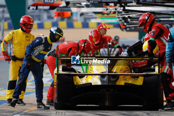 2024-06-15 - 83 KUBICA Robert (pol), SHWARTZMAN Robert (isr), YE Yifei (chn), AF Corse, Ferrari 499P #83, Hypercar, FIA WEC, pitstop, arrêt aux stands, during the 2024 24 Hours of Le Mans, 4th round of the 2024 FIA World Endurance Championship, on the Circuit des 24 Heures du Mans, from June 15 to 16, 2024 in Le Mans, France - 24 HEURES DU MANS 2024 - RACE - ENDURANCE - MOTORS