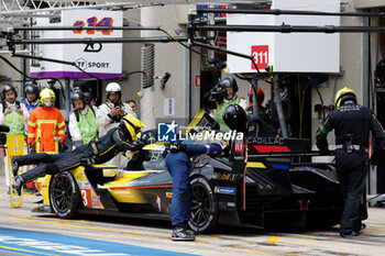 2024-06-15 - 03 BOURDAIS Sébastien (fra), VAN DER ZANDE Renger (ned), DIXON Scott (nzl), Cadillac Racing, Cadillac V-Series.R #03, Hypercar, action, pitstop, arrêt aux stands, during the 2024 24 Hours of Le Mans, 4th round of the 2024 FIA World Endurance Championship, on the Circuit des 24 Heures du Mans, from June 15 to 16, 2024 in Le Mans, France - 24 HEURES DU MANS 2024 - RACE - ENDURANCE - MOTORS