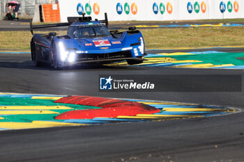 2024-06-15 - 02 BAMBER Earl (nzl), LYNN Alex (gbr), PALOU Alex (spa), Cadillac Racing, Cadillac V-Series.R #02, Hypercar, FIA WEC, action during the 2024 24 Hours of Le Mans, 4th round of the 2024 FIA World Endurance Championship, on the Circuit des 24 Heures du Mans, from June 15 to 16, 2024 in Le Mans, France - 24 HEURES DU MANS 2024 - RACE - ENDURANCE - MOTORS