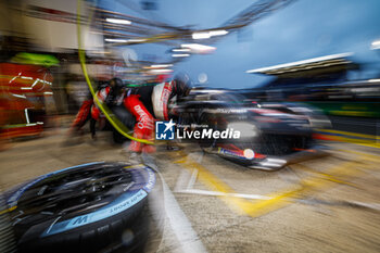 2024-06-15 - 08 BUEMI Sébastien (swi), HARTLEY Brendon (nzl), HIRAKAWA Ryo (jpn), Toyota Gazoo Racing, Toyota GR010 - Hybrid #08, Hypercar, FIA WEC, pitstop, arrêt aux stands during the 2024 24 Hours of Le Mans, 4th round of the 2024 FIA World Endurance Championship, on the Circuit des 24 Heures du Mans, from June 15 to 16, 2024 in Le Mans, France - 24 HEURES DU MANS 2024 - RACE - ENDURANCE - MOTORS