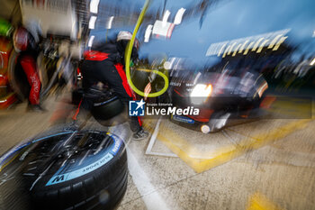 2024-06-15 - 08 BUEMI Sébastien (swi), HARTLEY Brendon (nzl), HIRAKAWA Ryo (jpn), Toyota Gazoo Racing, Toyota GR010 - Hybrid #08, Hypercar, FIA WEC, pitstop, arrêt aux stands during the 2024 24 Hours of Le Mans, 4th round of the 2024 FIA World Endurance Championship, on the Circuit des 24 Heures du Mans, from June 15 to 16, 2024 in Le Mans, France - 24 HEURES DU MANS 2024 - RACE - ENDURANCE - MOTORS