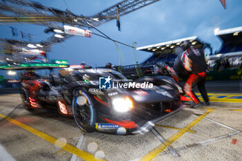 2024-06-15 - 08 BUEMI Sébastien (swi), HARTLEY Brendon (nzl), HIRAKAWA Ryo (jpn), Toyota Gazoo Racing, Toyota GR010 - Hybrid #08, Hypercar, FIA WEC, pitstop, arrêt aux stands during the 2024 24 Hours of Le Mans, 4th round of the 2024 FIA World Endurance Championship, on the Circuit des 24 Heures du Mans, from June 15 to 16, 2024 in Le Mans, France - 24 HEURES DU MANS 2024 - RACE - ENDURANCE - MOTORS