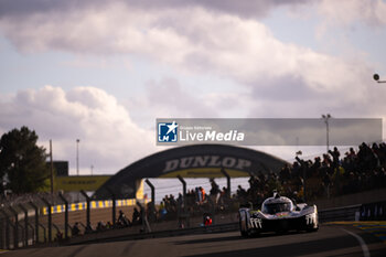 2024-06-15 - 93 VERGNE Jean-Eric (fra), JENSEN Mikkel (dnk), MULLER Nico (swi), Peugeot TotalEnergies, Peugeot 9x8 #93, Hypercar, FIA WEC, action during the 2024 24 Hours of Le Mans, 4th round of the 2024 FIA World Endurance Championship, on the Circuit des 24 Heures du Mans, from June 15 to 16, 2024 in Le Mans, France - 24 HEURES DU MANS 2024 - RACE - ENDURANCE - MOTORS