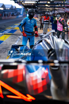 2024-06-15 - mechanic, mecanicien 36 VAXIVIERE Matthieu (fra), SCHUMACHER Mick (ger), LAPIERRE Nicolas (fra), Alpine Endurance Team, Alpine A424 #36, Hypercar, FIA WEC, action during the 2024 24 Hours of Le Mans, 4th round of the 2024 FIA World Endurance Championship, on the Circuit des 24 Heures du Mans, from June 15 to 16, 2024 in Le Mans, France - 24 HEURES DU MANS 2024 - RACE - ENDURANCE - MOTORS