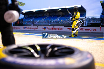 2024-06-15 - Peugeot TotalEnergies mechanic, mecanicien during the 2024 24 Hours of Le Mans, 4th round of the 2024 FIA World Endurance Championship, on the Circuit des 24 Heures du Mans, from June 15 to 16, 2024 in Le Mans, France - 24 HEURES DU MANS 2024 - RACE - ENDURANCE - MOTORS