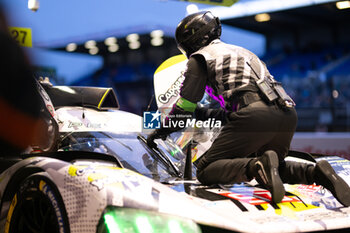 2024-06-15 - Peugeot TotalEnergies mechanic, mecanicien during the 2024 24 Hours of Le Mans, 4th round of the 2024 FIA World Endurance Championship, on the Circuit des 24 Heures du Mans, from June 15 to 16, 2024 in Le Mans, France - 24 HEURES DU MANS 2024 - RACE - ENDURANCE - MOTORS