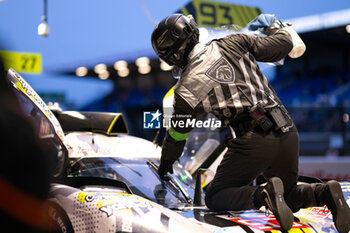 2024-06-15 - Peugeot TotalEnergies mechanic, mecanicien during the 2024 24 Hours of Le Mans, 4th round of the 2024 FIA World Endurance Championship, on the Circuit des 24 Heures du Mans, from June 15 to 16, 2024 in Le Mans, France - 24 HEURES DU MANS 2024 - RACE - ENDURANCE - MOTORS