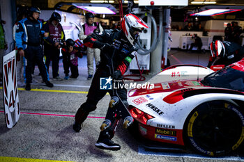 2024-06-15 - 04 JAMINET Mathieu (fra), NASR Felipe (bra), TANDY Nick (gbr), Porsche Penske Motorsport, Porsche 963 #04, Hypercar, action mechanic, mecanicien during the 2024 24 Hours of Le Mans, 4th round of the 2024 FIA World Endurance Championship, on the Circuit des 24 Heures du Mans, from June 15 to 16, 2024 in Le Mans, France - 24 HEURES DU MANS 2024 - RACE - ENDURANCE - MOTORS