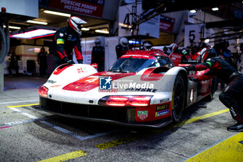 2024-06-15 - 04 JAMINET Mathieu (fra), NASR Felipe (bra), TANDY Nick (gbr), Porsche Penske Motorsport, Porsche 963 #04, Hypercar, action mechanic, mecanicien during the 2024 24 Hours of Le Mans, 4th round of the 2024 FIA World Endurance Championship, on the Circuit des 24 Heures du Mans, from June 15 to 16, 2024 in Le Mans, France - 24 HEURES DU MANS 2024 - RACE - ENDURANCE - MOTORS