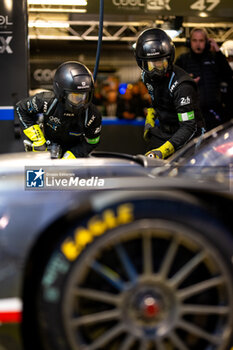 2024-06-15 - Cool Racing pitstop, arrêt aux stands mecaniciens, mechanics during the 2024 24 Hours of Le Mans, 4th round of the 2024 FIA World Endurance Championship, on the Circuit des 24 Heures du Mans, from June 15 to 16, 2024 in Le Mans, France - 24 HEURES DU MANS 2024 - RACE - ENDURANCE - MOTORS