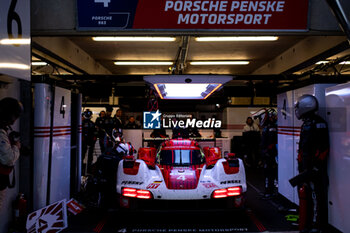 2024-06-15 - 04 JAMINET Mathieu (fra), NASR Felipe (bra), TANDY Nick (gbr), Porsche Penske Motorsport, Porsche 963 #04, Hypercar, action repair during the 2024 24 Hours of Le Mans, 4th round of the 2024 FIA World Endurance Championship, on the Circuit des 24 Heures du Mans, from June 15 to 16, 2024 in Le Mans, France - 24 HEURES DU MANS 2024 - RACE - ENDURANCE - MOTORS