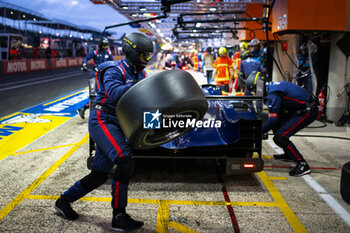 2024-06-15 - United Autosports mechanic, mecanicien pitstop, arrêt aux stands during the 2024 24 Hours of Le Mans, 4th round of the 2024 FIA World Endurance Championship, on the Circuit des 24 Heures du Mans, from June 15 to 16, 2024 in Le Mans, France - 24 HEURES DU MANS 2024 - RACE - ENDURANCE - MOTORS