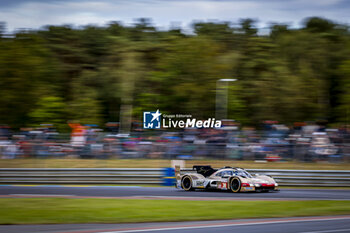 2024-06-15 - 38 RASMUSSEN Oliver (dnk), HANSON Philip (gbr), BUTTON Jenson (gbr), Hertz Team Jota, Porsche 963 #38, Hypercar, FIA WEC, action during the 2024 24 Hours of Le Mans, 4th round of the 2024 FIA World Endurance Championship, on the Circuit des 24 Heures du Mans, from June 15 to 16, 2024 in Le Mans, France - 24 HEURES DU MANS 2024 - RACE - ENDURANCE - MOTORS