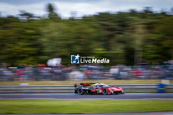 2024-06-15 - 311 DERANI Luis Felipe (bra), AITKEN Jack (gbr), DRUGOVICH Felipe (bra), Whelen Cadillac Racing, Cadillac V-Series.R #311, Hypercar, action during the 2024 24 Hours of Le Mans, 4th round of the 2024 FIA World Endurance Championship, on the Circuit des 24 Heures du Mans, from June 15 to 16, 2024 in Le Mans, France - 24 HEURES DU MANS 2024 - RACE - ENDURANCE - MOTORS