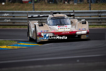 2024-06-15 - 38 RASMUSSEN Oliver (dnk), HANSON Philip (gbr), BUTTON Jenson (gbr), Hertz Team Jota, Porsche 963 #38, Hypercar, FIA WEC, action during the 2024 24 Hours of Le Mans, 4th round of the 2024 FIA World Endurance Championship, on the Circuit des 24 Heures du Mans, from June 15 to 16, 2024 in Le Mans, France - 24 HEURES DU MANS 2024 - RACE - ENDURANCE - MOTORS