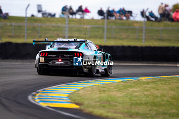 2024-06-15 - 77 BARKER Ben (gbr), HARDWICK Ryan (usa), ROBICHON Zacharie (can), Proton Competition, Ford Mustang GT3 #77, LM GT3, FIA WEC, action during the 2024 24 Hours of Le Mans, 4th round of the 2024 FIA World Endurance Championship, on the Circuit des 24 Heures du Mans, from June 15 to 16, 2024 in Le Mans, France - 24 HEURES DU MANS 2024 - RACE - ENDURANCE - MOTORS