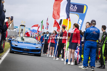 2024-06-15 - Trophy during the starting grid of the 2024 24 Hours of Le Mans, 4th round of the 2024 FIA World Endurance Championship, on the Circuit des 24 Heures du Mans, on June 15, 2024 in Le Mans, France - 24 HEURES DU MANS 2024 - STARTING GRID - ENDURANCE - MOTORS