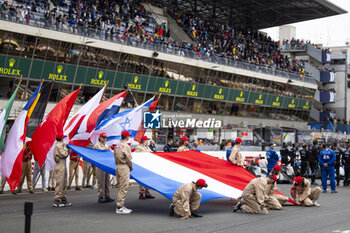 2024-06-15 - Ambiance during the starting grid of the 2024 24 Hours of Le Mans, 4th round of the 2024 FIA World Endurance Championship, on the Circuit des 24 Heures du Mans, on June 15, 2024 in Le Mans, France - 24 HEURES DU MANS 2024 - STARTING GRID - ENDURANCE - MOTORS