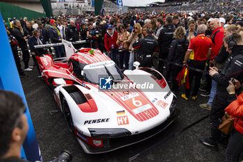 2024-06-15 - 06 ESTRE Kevin (fra), LOTTERER André (ger), VANTHOOR Laurens (bel), Porsche Penske Motorsport, Porsche 963 #06, Hypercar, FIA WEC, ambiance during the starting grid of the 2024 24 Hours of Le Mans, 4th round of the 2024 FIA World Endurance Championship, on the Circuit des 24 Heures du Mans, on June 15, 2024 in Le Mans, France - 24 HEURES DU MANS 2024 - STARTING GRID - ENDURANCE - MOTORS