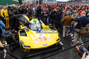 2024-06-15 - 03 BOURDAIS Sébastien (fra), VAN DER ZANDE Renger (ned), DIXON Scott (nzl), Cadillac Racing, Cadillac V-Series.R #03, Hypercar, ambiance during the starting grid of the 2024 24 Hours of Le Mans, 4th round of the 2024 FIA World Endurance Championship, on the Circuit des 24 Heures du Mans, on June 15, 2024 in Le Mans, France - 24 HEURES DU MANS 2024 - STARTING GRID - ENDURANCE - MOTORS