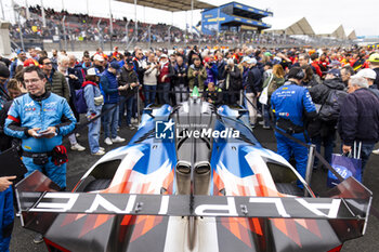 2024-06-15 - 35 MILESI Charles (fra), HABSBURG-Lothringen Ferdinand (aut), CHATIN Paul-Loup (fra), Alpine Endurance Team #35, Alpine A424, Hypercar, FIA WEC, ambiance during the starting grid of the 2024 24 Hours of Le Mans, 4th round of the 2024 FIA World Endurance Championship, on the Circuit des 24 Heures du Mans, on June 15, 2024 in Le Mans, France - 24 HEURES DU MANS 2024 - STARTING GRID - ENDURANCE - MOTORS