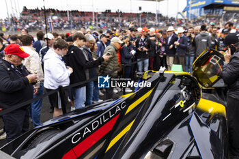 2024-06-15 - 03 BOURDAIS Sébastien (fra), VAN DER ZANDE Renger (ned), DIXON Scott (nzl), Cadillac Racing, Cadillac V-Series.R #03, Hypercar, ambiance during the starting grid of the 2024 24 Hours of Le Mans, 4th round of the 2024 FIA World Endurance Championship, on the Circuit des 24 Heures du Mans, on June 15, 2024 in Le Mans, France - 24 HEURES DU MANS 2024 - STARTING GRID - ENDURANCE - MOTORS