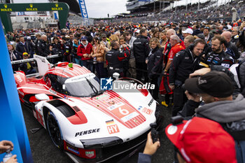 2024-06-15 - 06 ESTRE Kevin (fra), LOTTERER André (ger), VANTHOOR Laurens (bel), Porsche Penske Motorsport, Porsche 963 #06, Hypercar, FIA WEC, ambiance during the starting grid of the 2024 24 Hours of Le Mans, 4th round of the 2024 FIA World Endurance Championship, on the Circuit des 24 Heures du Mans, on June 15, 2024 in Le Mans, France - 24 HEURES DU MANS 2024 - STARTING GRID - ENDURANCE - MOTORS