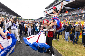 2024-06-15 - Ambiance during the starting grid of the 2024 24 Hours of Le Mans, 4th round of the 2024 FIA World Endurance Championship, on the Circuit des 24 Heures du Mans, on June 15, 2024 in Le Mans, France - 24 HEURES DU MANS 2024 - STARTING GRID - ENDURANCE - MOTORS