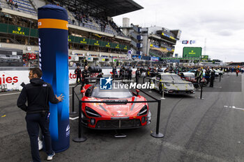 2024-06-15 - 70 IRIBE Brendan (usa), MILLROY Ollie (gar), SCHANDORFF Frederik (dnk), Inception Racing, McLaren 720S LMGT3 Evo, LM GT3, ambiance during the starting grid of the 2024 24 Hours of Le Mans, 4th round of the 2024 FIA World Endurance Championship, on the Circuit des 24 Heures du Mans, on June 15, 2024 in Le Mans, France - 24 HEURES DU MANS 2024 - STARTING GRID - ENDURANCE - MOTORS