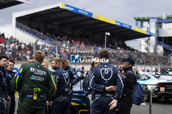 2024-06-15 - Heart of Racing Team during the starting grid of the 2024 24 Hours of Le Mans, 4th round of the 2024 FIA World Endurance Championship, on the Circuit des 24 Heures du Mans, on June 15, 2024 in Le Mans, France - 24 HEURES DU MANS 2024 - STARTING GRID - ENDURANCE - MOTORS