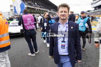 2024-06-15 - McNISH Alan, portrait during the starting grid of the 2024 24 Hours of Le Mans, 4th round of the 2024 FIA World Endurance Championship, on the Circuit des 24 Heures du Mans, on June 15, 2024 in Le Mans, France - 24 HEURES DU MANS 2024 - STARTING GRID - ENDURANCE - MOTORS