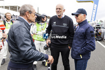 2024-06-15 - TAVARES Carlos (por), CEO of Stellantis Group, ICKX Jacky, portrait during the starting grid of the 2024 24 Hours of Le Mans, 4th round of the 2024 FIA World Endurance Championship, on the Circuit des 24 Heures du Mans, on June 15, 2024 in Le Mans, France - 24 HEURES DU MANS 2024 - STARTING GRID - ENDURANCE - MOTORS