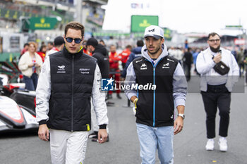 2024-06-15 - VANDOORNE Stoffel (bel), Peugeot TotalEnergies, Peugeot 9x8 #94, Hypercar, FIA WEC, GASLY Pierre, Alpine F1 Driver, portrait during the starting grid of the 2024 24 Hours of Le Mans, 4th round of the 2024 FIA World Endurance Championship, on the Circuit des 24 Heures du Mans, on June 15, 2024 in Le Mans, France - 24 HEURES DU MANS 2024 - STARTING GRID - ENDURANCE - MOTORS