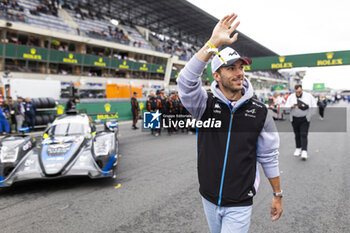 2024-06-15 - GASLY Pierre, Alpine F1 Driver, portrait during the starting grid of the 2024 24 Hours of Le Mans, 4th round of the 2024 FIA World Endurance Championship, on the Circuit des 24 Heures du Mans, on June 15, 2024 in Le Mans, France - 24 HEURES DU MANS 2024 - STARTING GRID - ENDURANCE - MOTORS