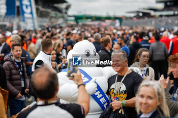 2024-06-15 - Bibendum, Bonhomme Michelin, portrait, during the starting grid of the 2024 24 Hours of Le Mans, 4th round of the 2024 FIA World Endurance Championship, on the Circuit des 24 Heures du Mans, on June 15, 2024 in Le Mans, France - 24 HEURES DU MANS 2024 - STARTING GRID - ENDURANCE - MOTORS