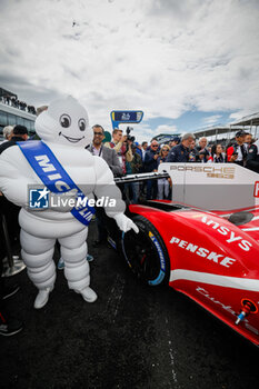 2024-06-15 - Bibendum, Bonhomme Michelin, portrait, during the starting grid of the 2024 24 Hours of Le Mans, 4th round of the 2024 FIA World Endurance Championship, on the Circuit des 24 Heures du Mans, on June 15, 2024 in Le Mans, France - 24 HEURES DU MANS 2024 - STARTING GRID - ENDURANCE - MOTORS