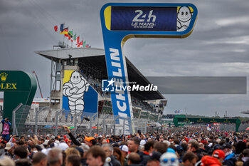 2024-06-15 - foule, crowd, during the starting grid of the 2024 24 Hours of Le Mans, 4th round of the 2024 FIA World Endurance Championship, on the Circuit des 24 Heures du Mans, on June 15, 2024 in Le Mans, France - 24 HEURES DU MANS 2024 - STARTING GRID - ENDURANCE - MOTORS