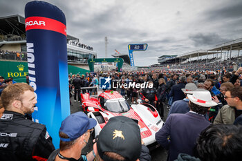 2024-06-15 - 06 ESTRE Kevin (fra), LOTTERER André (ger), VANTHOOR Laurens (bel), Porsche Penske Motorsport, Porsche 963 #06, Hypercar, FIA WEC, during the starting grid of the 2024 24 Hours of Le Mans, 4th round of the 2024 FIA World Endurance Championship, on the Circuit des 24 Heures du Mans, on June 15, 2024 in Le Mans, France - 24 HEURES DU MANS 2024 - STARTING GRID - ENDURANCE - MOTORS