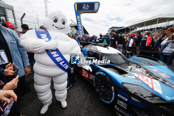 2024-06-15 - Bibendum, Bonhomme Michelin, portrait, during the starting grid of the 2024 24 Hours of Le Mans, 4th round of the 2024 FIA World Endurance Championship, on the Circuit des 24 Heures du Mans, on June 15, 2024 in Le Mans, France - 24 HEURES DU MANS 2024 - STARTING GRID - ENDURANCE - MOTORS