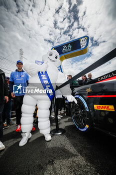 2024-06-15 - Bibendum, Bonhomme Michelin, portrait, during the starting grid of the 2024 24 Hours of Le Mans, 4th round of the 2024 FIA World Endurance Championship, on the Circuit des 24 Heures du Mans, on June 15, 2024 in Le Mans, France - 24 HEURES DU MANS 2024 - STARTING GRID - ENDURANCE - MOTORS