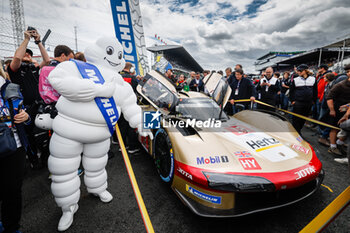 2024-06-15 - Bibendum, Bonhomme Michelin, portrait, during the starting grid of the 2024 24 Hours of Le Mans, 4th round of the 2024 FIA World Endurance Championship, on the Circuit des 24 Heures du Mans, on June 15, 2024 in Le Mans, France - 24 HEURES DU MANS 2024 - STARTING GRID - ENDURANCE - MOTORS