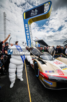 2024-06-15 - Bibendum, Bonhomme Michelin, portrait, during the starting grid of the 2024 24 Hours of Le Mans, 4th round of the 2024 FIA World Endurance Championship, on the Circuit des 24 Heures du Mans, on June 15, 2024 in Le Mans, France - 24 HEURES DU MANS 2024 - STARTING GRID - ENDURANCE - MOTORS