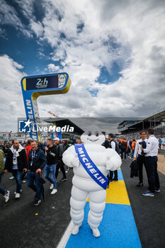 2024-06-15 - Bibendum, Bonhomme Michelin, portrait, during the starting grid of the 2024 24 Hours of Le Mans, 4th round of the 2024 FIA World Endurance Championship, on the Circuit des 24 Heures du Mans, on June 15, 2024 in Le Mans, France - 24 HEURES DU MANS 2024 - STARTING GRID - ENDURANCE - MOTORS