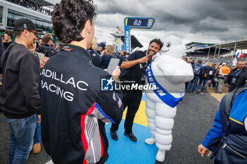 2024-06-15 - Bibendum, Bonhomme Michelin, portrait, during the starting grid of the 2024 24 Hours of Le Mans, 4th round of the 2024 FIA World Endurance Championship, on the Circuit des 24 Heures du Mans, on June 15, 2024 in Le Mans, France - 24 HEURES DU MANS 2024 - STARTING GRID - ENDURANCE - MOTORS